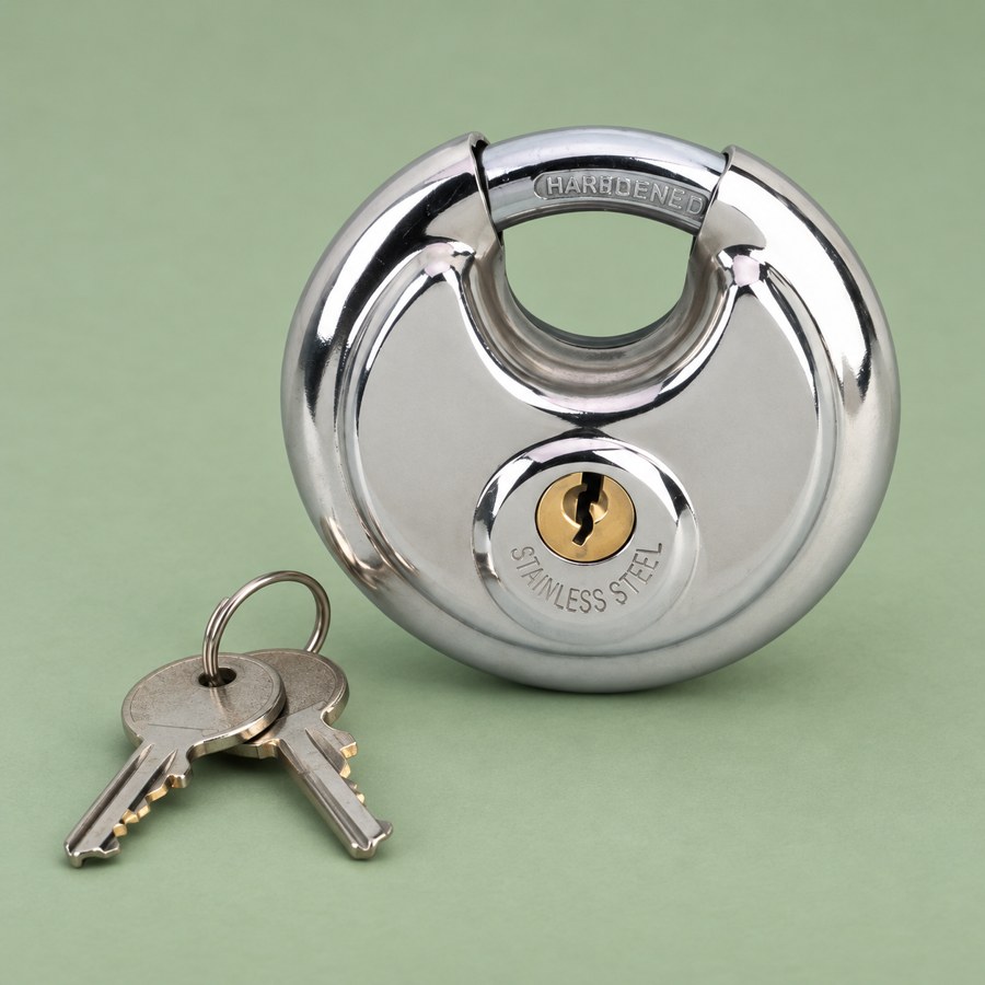 Hardened steel disc lock with keys